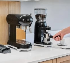 Moulin à Café SMEG Noir CGF01BLEU Années 50 9 Moulin à Café SMEG Noir CGF01BLEU Années 50 -Bodum Soldes smeg broyeur noir 4