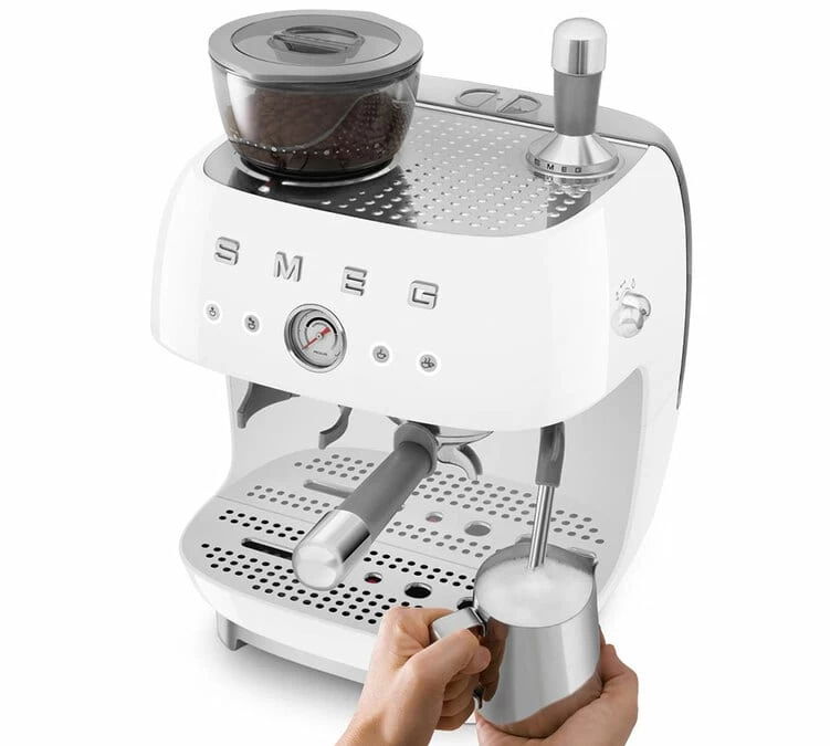 Machine Expresso SMEG EGF03WHEU Blanche Années 50 Avec Moulin Intégré 5 Machine Expresso SMEG EGF03WHEU Blanche Années 50 Avec Moulin Intégré – Image 3