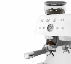 Machine Expresso SMEG EGF03WHEU Blanche Années 50 Avec Moulin Intégré 10 Machine Expresso SMEG EGF03WHEU Blanche Années 50 Avec Moulin Intégré -Bodum Soldes smeg egf03 blanche 4