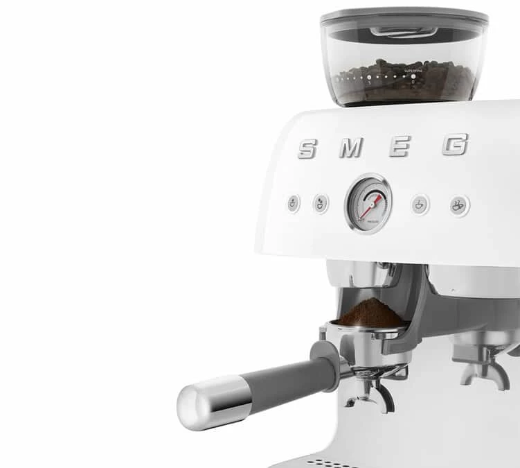 Machine Expresso SMEG EGF03WHEU Blanche Années 50 Avec Moulin Intégré 6 Machine Expresso SMEG EGF03WHEU Blanche Années 50 Avec Moulin Intégré – Image 4