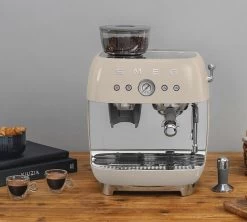 Machine Expresso SMEG EGF03CREU Crème Années 50 Avec Moulin Intégré 11 Machine Expresso SMEG EGF03CREU Crème Années 50 Avec Moulin Intégré -Bodum Soldes smeg egf03 creme 5